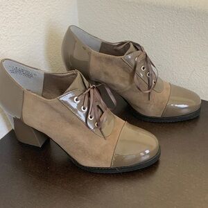 NWOT Array Taupe Leather Lace-Up Oxford Shoes.